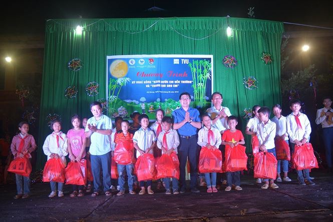 Đem Tết Trung thu tới trẻ em vùng cao Anh Nguyễn Thái Hà - Bí thư Đoàn Cơ quan T.Ư Đoàn và lãnh đạo xã Ngọc Linh trao quà cho các em thiếu nhi. Ảnh: X.A