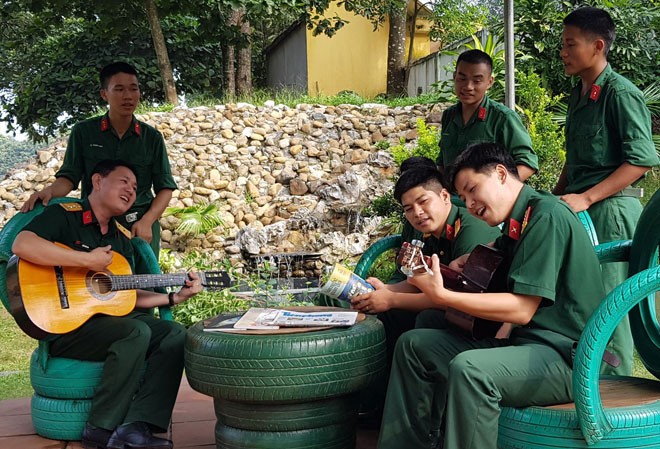 Trung tá đa tài Trung tá Trần Đình Hoa (ngoài cùng bên trái) cùng đồng đội tập luyện một tiết mục
văn nghệ. Ảnh: T.H