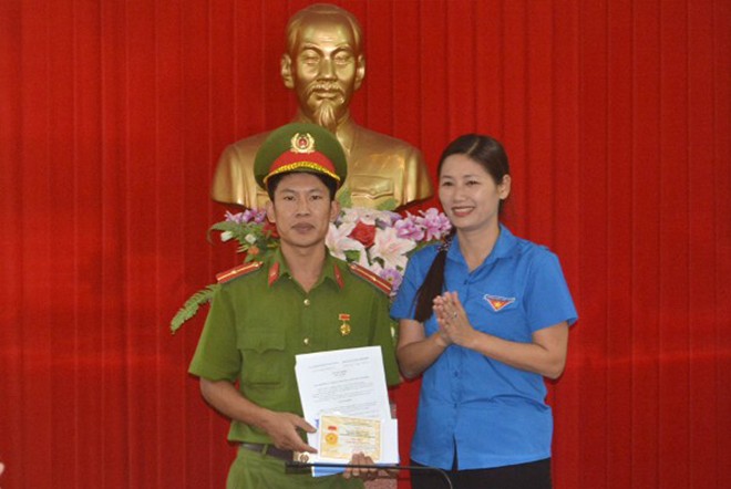 T.Ư Đoàn tặng huy hiệu “Tuổi trẻ dũng cảm” hai gương cứu người T.Ư Đoàn tặng huy hiệu “Tuổi trẻ dũng cảm” hai gương cứu người