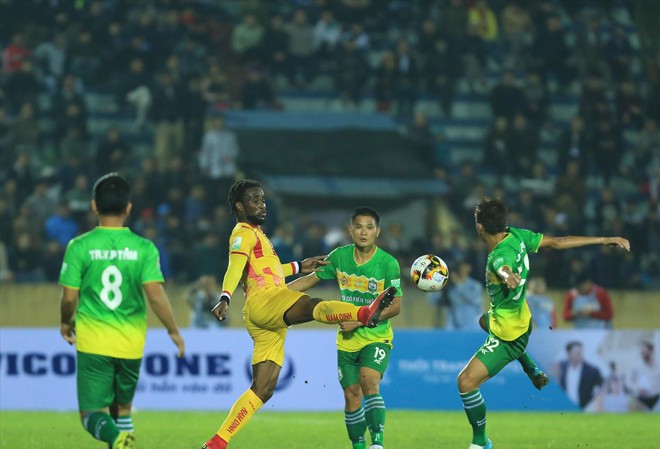 Vòng 26 Nuti Cafe V-League 2018: 'Tử thần' gọi tên ai? Cần Thơ (trái) chỉ còn một cửa thắng mới tránh được suất xuống hạng trực tiếp. |Ảnh: VSI