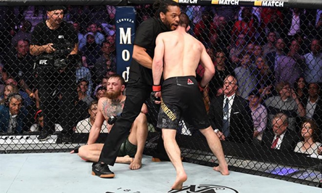 McGregor bị hạ knock-out: Cái kết buồn cho nhà vô địch McGregor (ngồi) hứng chịu thất bại ngay lần đầu thi đấu trong lồng bát giác sau 2 năm vắng bóng