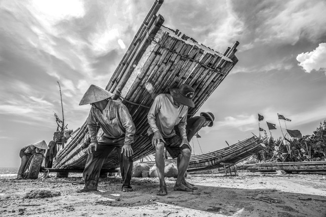 Chúng ta trong biển “Tháng Tám trời thổi gió nồm/ Tháng ba đông bắc có làm không ăn” (ảnh Mỹ Dũng, chụp tại xã Hoằng Trường, huyện Hoằng Hóa, Thanh Hóa)