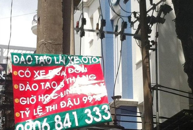 Dễ như lấy bằng… lái xe Quảng cáo lái xe bao đậu treo nhan nhản trên cột điện. ảnh: Ngọc Lâm