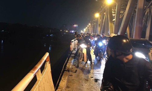 Vụ ô tô lao xuống sông Hồng: Cho ô tô đi làn xe máy là sai thiết kế Hiện trường khi xảy ra vụ việc xe ô tô lao xuống sông Hồng
