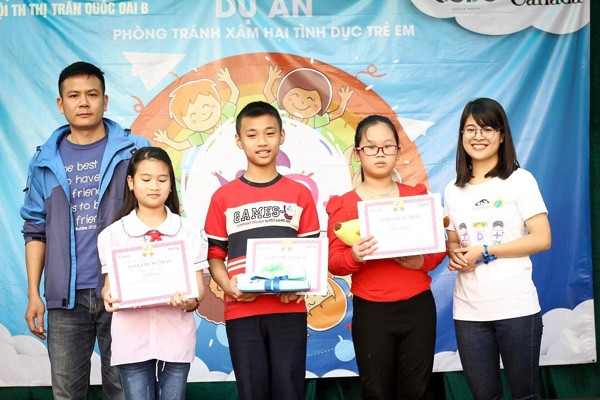 Sinh viên và những câu chuyện đẹp Huyền Chi (ngoài cùng, bên phải) tổ chức gameshow “Con hiểu biết, con an toàn”
về phòng chống xâm hại tình dục trẻ em. Ảnh: CTV
