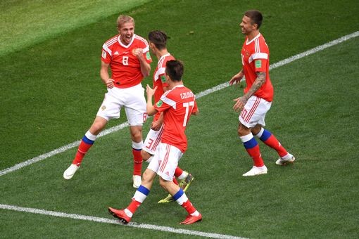 Cầu thủ ghi bàn đầu tiên tại World Cup 2018 là ai? Iury Gazinsky (số 8) ăn mừng cùng đồng đội.