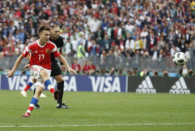 Mục tiêu của M.U tỏa sáng ở trận khai mạc World Cup 2018 Aleksandr Golovin (số 17) trong tình huống đá phạt thành bàn ở trận khai mạc