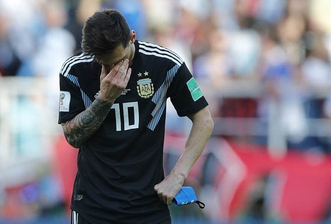 Dứt điểm tệ chưa từng thấy, Messi từ siêu sao thành 'tội đồ' Lionel Messi cực kỳ vô duyên trước Iceland.