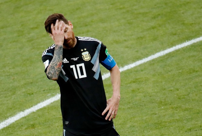 Mourinho nói Messi 'cũng chỉ là người thường' Lionel Messi thất vọng sau trận hòa 1-1 với Iceland.