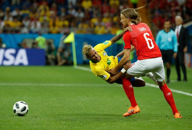 Brazil bị chia điểm, ngôi sao Neymar hứng bão chỉ trích Neymar vật vã, đau đớn quằn quại trước Thụy Sĩ.