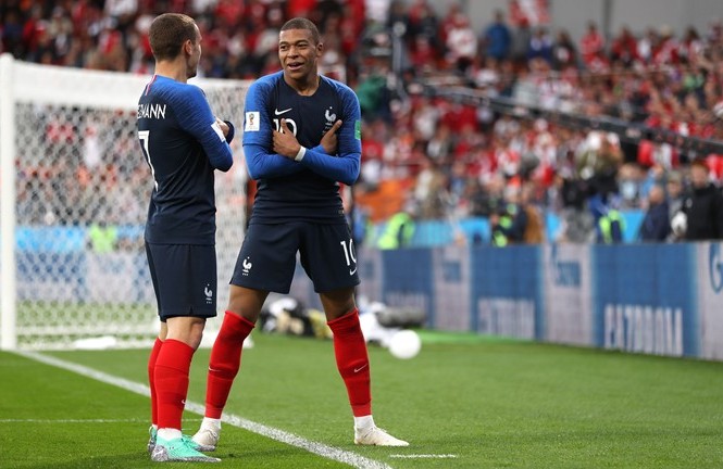 Đưa Pháp vượt qua vòng bảng, Kylian Mbappe đi vào lịch sử Kylian Mbappe ăn mừng bàn thắng vào lưới Peru.