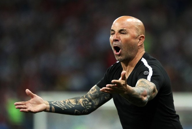 Argentina thua sốc Croatia, Messi ép HLV Sampaoli từ chức? HLV Jorge Sampaoli có nguy cơ bị học trò "lật ghế".