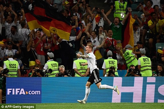 Toni Kroos ghi tuyệt phẩm, giải cứu tuyển Đức khỏi 'cửa tử' Toni Kroos ăn mừng "bàn thắng vàng".