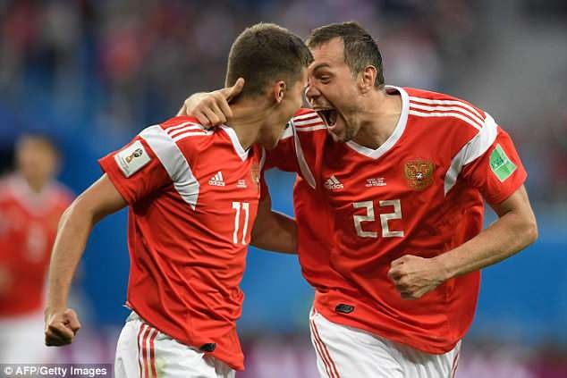 Lịch thi đấu World Cup hôm nay (25/6): 'Gấu Nga' đua ngôi nhất bảng Nga sẽ tranh ngôi đầu bảng A với Uruguay.