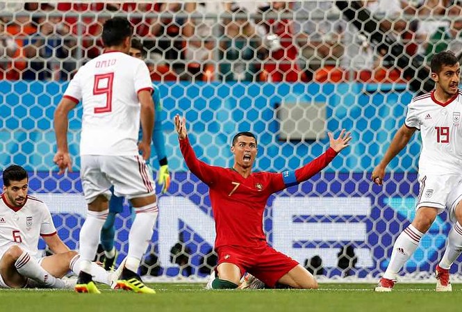 Ronaldo đá hỏng phạt đền, Bồ Đào Nha rơi ngôi đầu bảng Ronaldo đá hỏng phạt đền, Bồ Đào Nha rơi ngôi đầu bảng