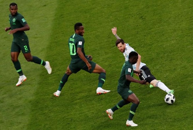 Hành trình thoát hiểm thần kỳ của tuyển Argentina Messi và đồng đội giành vé đi tiếp đầy kịch tính. Ảnh: Reuters