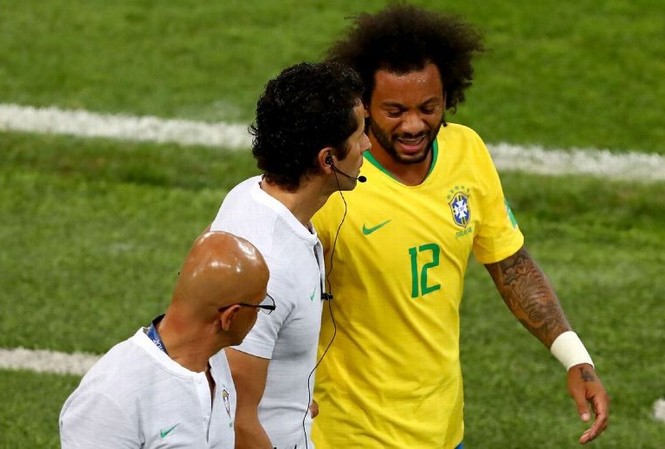Tuyển Brazil trả giá đắt cho trận thắng Serbia Marcelo phải rời sân ngay phút thứ 10 vì chấn thương.