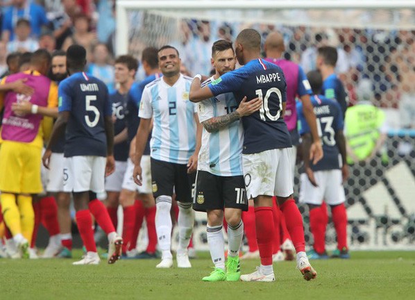 Messi khuất lấp sau màn tỏa sáng rực rỡ của sao trẻ Mbappe Mbappe che mờ Messi và tất cả ngôi sao khác ở Kazan Arena.