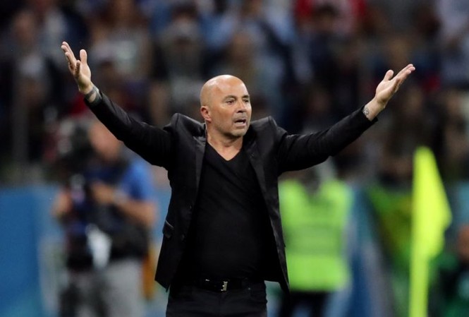HLV Argentina tuyên bố 'đá chết bỏ' với tuyển Pháp HLV Jorge Sampaoli phủ nhận việc phải hỏi ý kiến Lionel Messi.