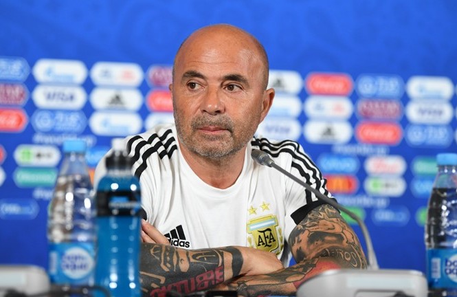 Thua Pháp, HLV Argentina nói quá đau 'chưa tính chuyện tương lai' Jorge Sampaoli buồn bã sau thất bại