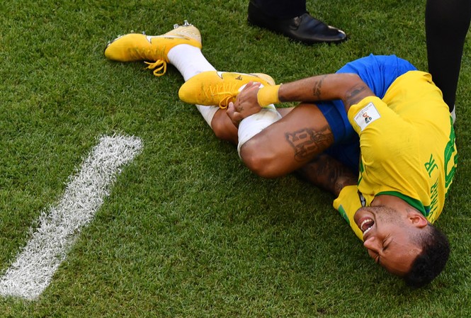 Neymar gây bão vì 'diễn kịch' quá lố, giãy đành đạch trên sân Neymar đau đớn lăn lộn dù chỉ va chạm nhẹ với đối thủ