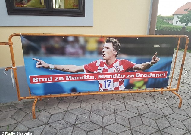 Sao Croatia chi hơn 90 triệu đãi bia cả thị trấn xem World Cup Mario Mandzukic là người hùng ở quê nhà