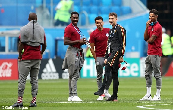 Ngôi sao tuyển Anh ngấm ngầm cổ vũ Croatia vô địch World Cup Ashley Young diện đôi tất kẻ ca-rô trắng đỏ lạ mắt.