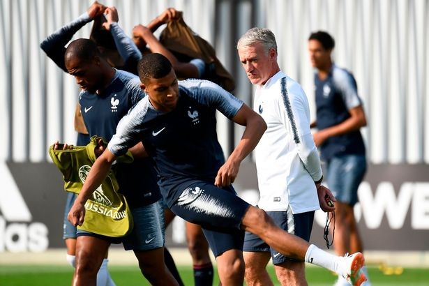 Tuyển Pháp cần 3 yếu tố này để đánh bại Croatia ở chung kết HLV Didier Deschamps giám sát tuyển thủ Pháp tập luyện