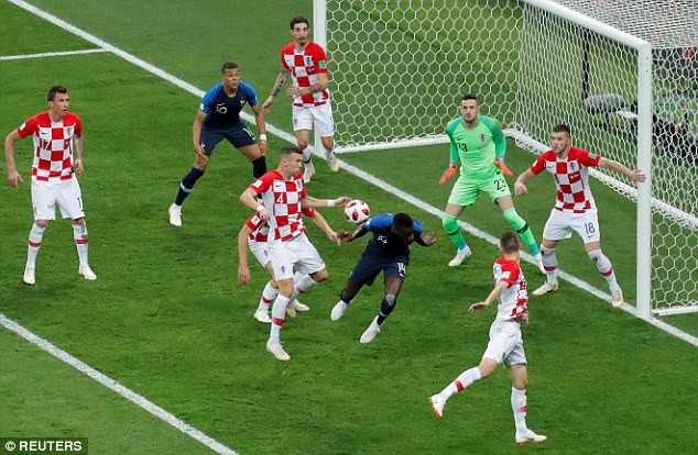 Tranh cãi nảy lửa về quả phạt đền ở trận chung kết World Cup Ivan Perisic (số 4) để bóng chạm tay trong vòng cấm Croatia