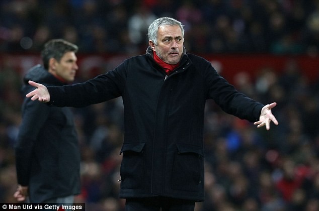 M.U thiệt đơn thiệt kép ở trận khai mạc Ngoại hạng Anh Jose Mourinho mất một loạt cầu thủ