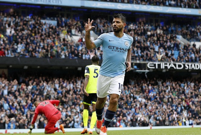 Sergio Aguero lập hat-trick, Pep Guardiola tâng lên mây Aguero ăn mừng bàn thắng vào lưới Huddersfield