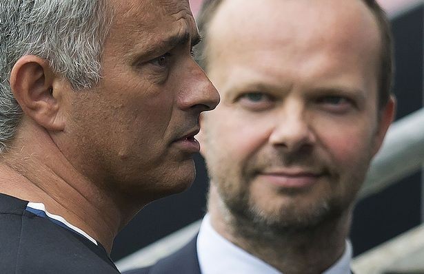 Fan thuê máy bay gọi sếp lớn M.U là chuyên gia thất bại Fan Man Utd bảo vệ Mourinho, chỉ trích Ed Woodward