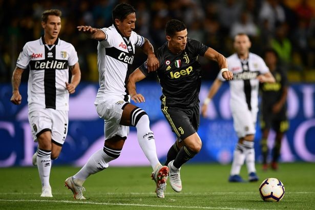 Ronaldo tịt ngòi, con trai ghi tới 4 bàn cho U9 Juventus Ronaldo đang tịt ngòi trong màu áo Juventus