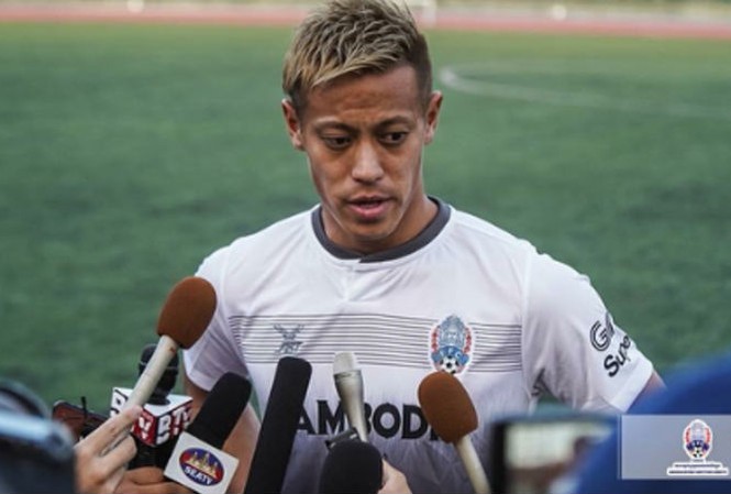 Ngôi sao Keisuke Honda lần đầu huấn luyện tuyển Campuchia Keisuke Honda trả lời phóng viên sau buổi tập đầu tiên với Campuchia