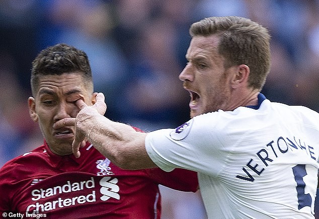 Cận cảnh sao Liverpool bị móc mắt kinh dị Pha móc mắt của Vertonghen với Firmino