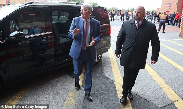 Sir Alex Ferguson trở lại M.U lần đầu tiên sau tai biến Sir Alex Ferguson rạng rỡ trở lại Old Trafford