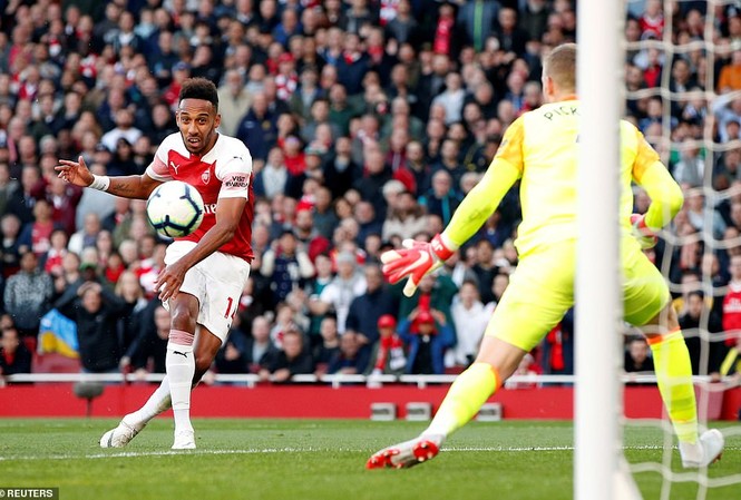 Trọng tài sai lầm khó tin, Arsenal thắng trận thứ 5 liên tiếp Arsenal thắng dễ nhờ bàn thắng việt vị
