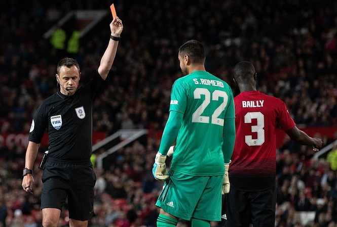 Thủ môn bị đuổi, M.U thua sốc ở Old Trafford Thẻ đỏ của Sergio Romero khiến Man Utd trả giá đắt