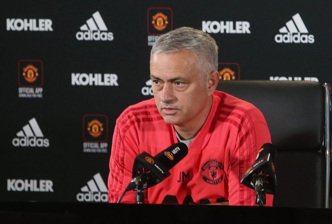 Mặt khó đăm đăm, Mourinho nói về phong độ của M.U Jose Mourinho lầm lì trong phòng họp báo