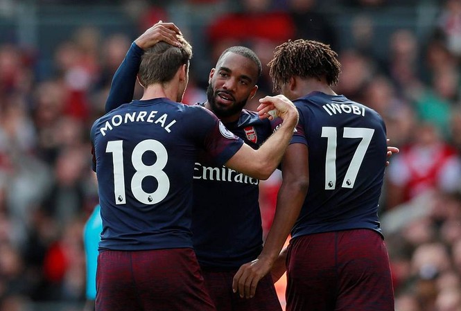 Arsenal thắng 9 trận liên tiếp, HLV Unai Emery nói gì? Các cầu thủ Arsenal ăn mừng bàn thắng trước Fulham