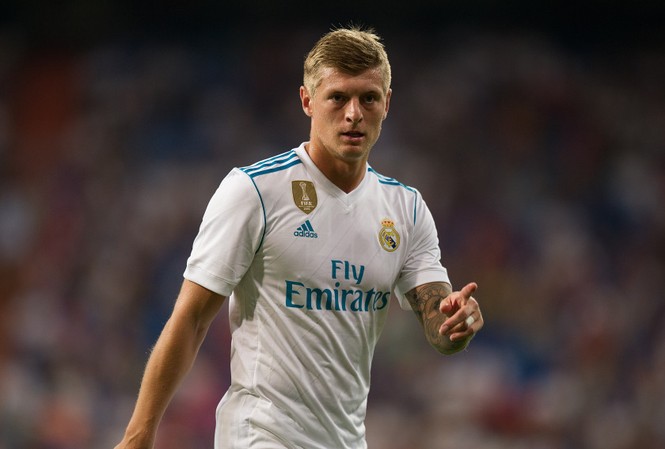 Toni Kroos công khai bật lại HLV, Real Madrid rối như M.U Toni Kroos không hài lòng với HLV Julen Lopetegui.