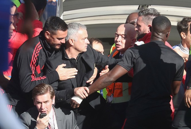 Mourinho nổi điên, đuổi đánh người Chelsea ngay tại sân Mourinho đòi đánh một thành viên của Chelsea
