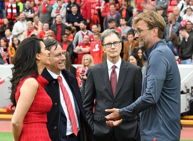 Ông chủ Mỹ rao bán Liverpool giá 2 tỷ USD Tỷ phú John W Henry (giữa) nói chuyện với HLV Jurgen Klopp