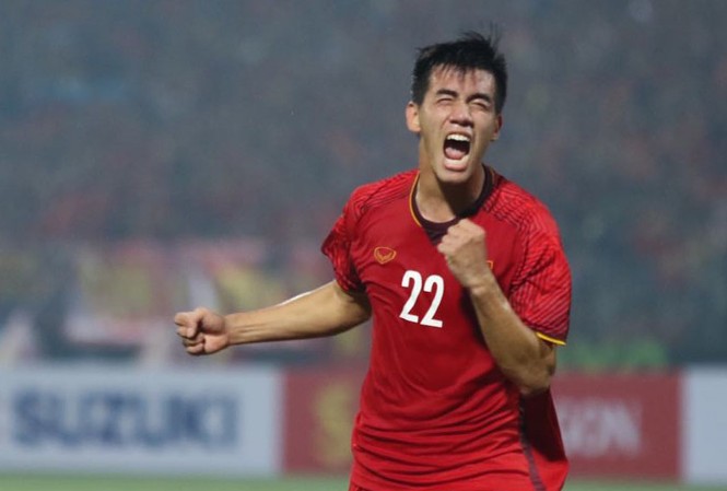 Thắng Campuchia 3-0, tuyển Việt Nam vào bán kết AFF Cup Tiến Linh ăn mừng bàn mở tỷ số Ảnh: Như Ý
