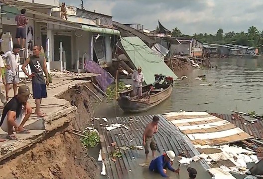 Sạt lở đất đe dọa dân cư ven sông Cà Mau Sạt lở đất đe dọa dân cư ven sông Cà Mau