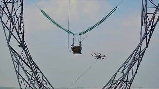 Thiết bị bay giúp con người chăng dây điện Thiết bị bay giúp con người chăng dây điện