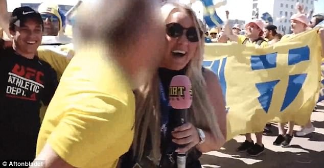Thêm một phóng viên bị cưỡng hôn khi dẫn live World Cup gây phẫn nộ Thêm một phóng viên bị cưỡng hôn khi dẫn live World Cup gây phẫn nộ