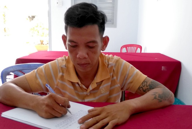Tạm giữ đối tượng tàng trữ trái phép chất ma túy Đối tượng Lý Minh Hậu tại cơ quan công an.