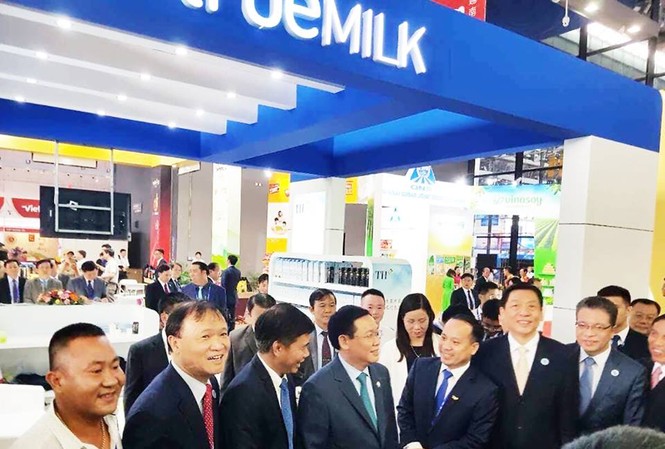 Phó Thủ tướng Vương Đình Huệ thăm gian hàng TH tại Trung Quốc Chiều 11/9/2018, tham dự Hội chợ Trung Quốc - ASEAN 2018 Ủy viên Bộ Chính trị, Phó Thủ tướng Vương Đình Huệ đã tham quan khu trưng bày của TH True MILK.