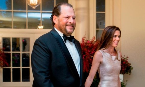 Tạp chí Time về tay tỷ phú Salesforce Vợ chồng CEO Salesforce - Marc Benioff và Lynne Benioff. Ảnh: AFP